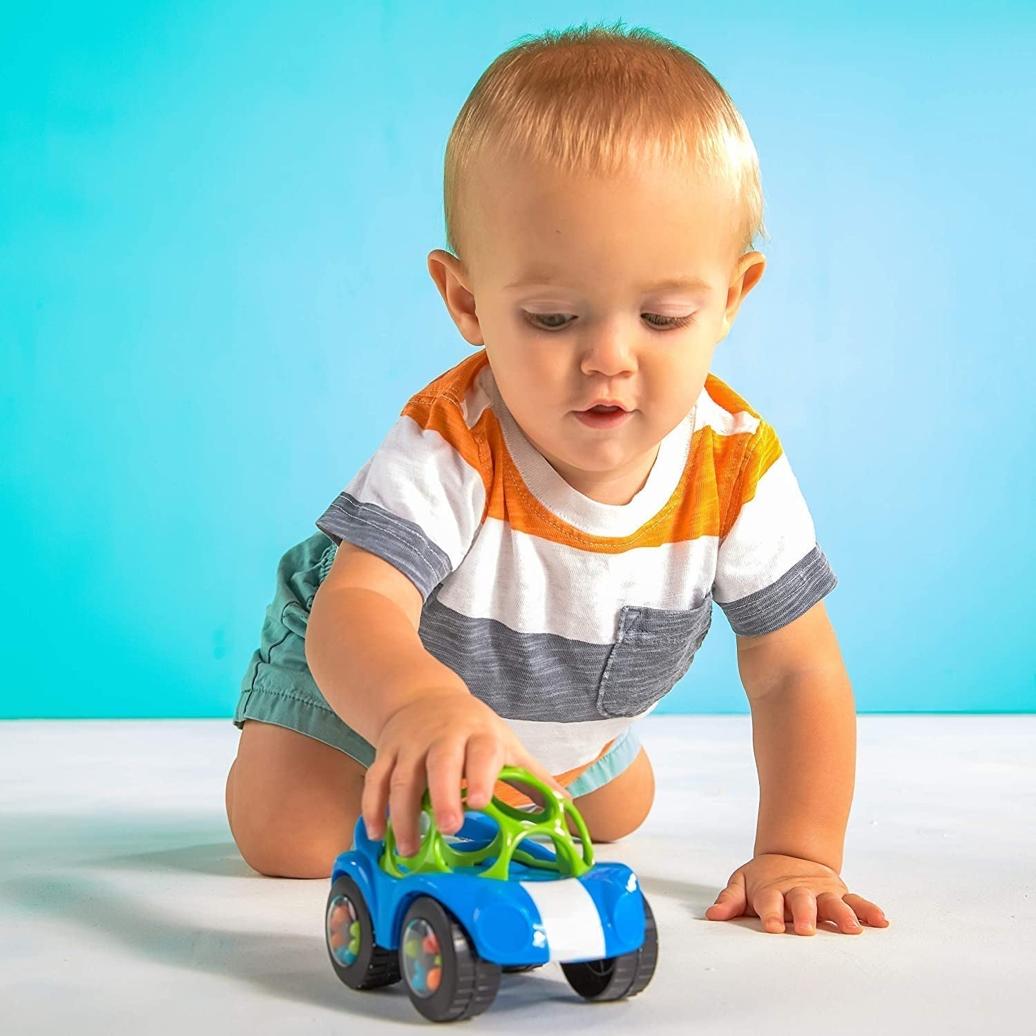Bright Starts Oball Hochet Jouet Voiture Jouet d'Activité Motrice pour Bébés et Tout-Petits à partir de 3 Mois 1 Pièce Couleur Aléatoire Bleu ou Rouge Jouets pour Bébés Naty Shop