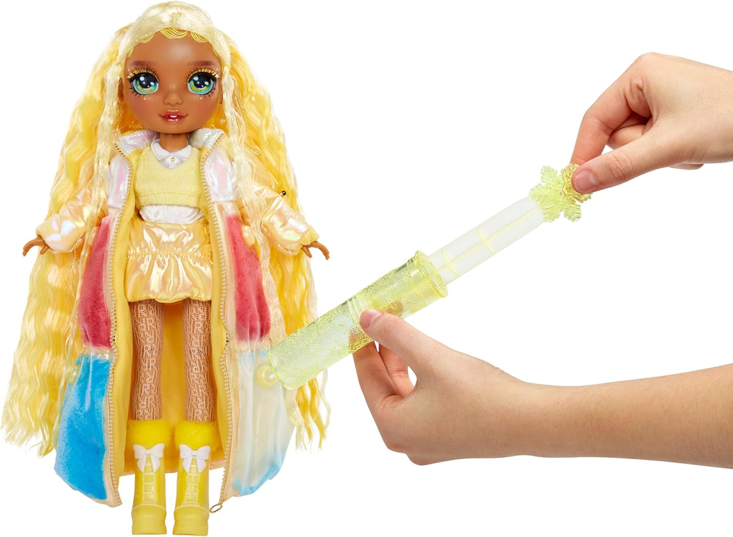 Rainbow High Winter Wonderland - Sunny (Jaune) - Poupée mannequin bonhomme de neige gonflable à l'eau magique cachée de 28 cm avec ensemble de bonhomme de neige, convient aux enfants et aux collectionneurs de 4 à 12 ans