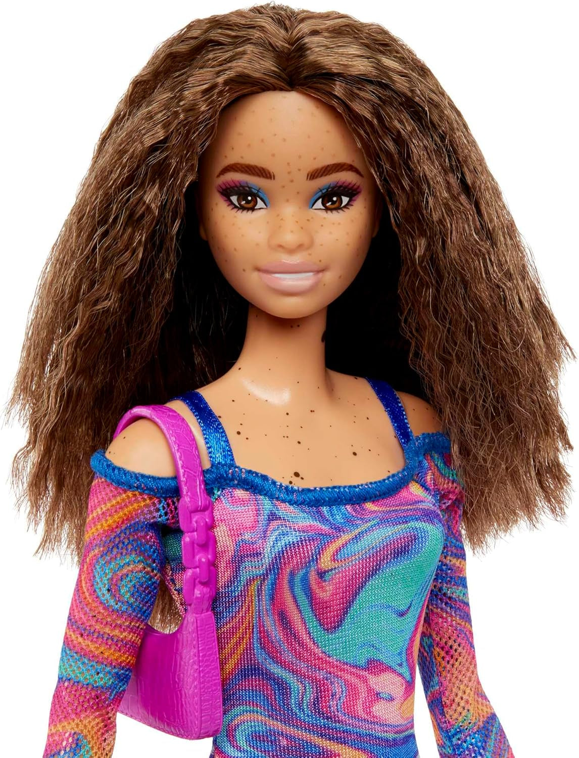Poupée Barbie Fashionistas no. 206 - Cheveux ondulés et taches de rousseur - Robe moderne en marbre arc-en-ciel, sac à bandoulière et chaussures vertes - À partir de 3 ans, HJT03