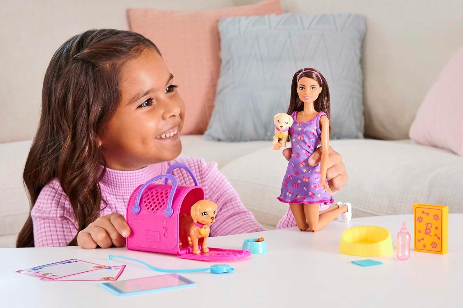 Adoption Barbie Puppy - Poupée et 2 chiots, avec certificats d'adoption, effet changement de couleur, cage et accessoires, pour enfants à partir de 3 ans, HKD 86