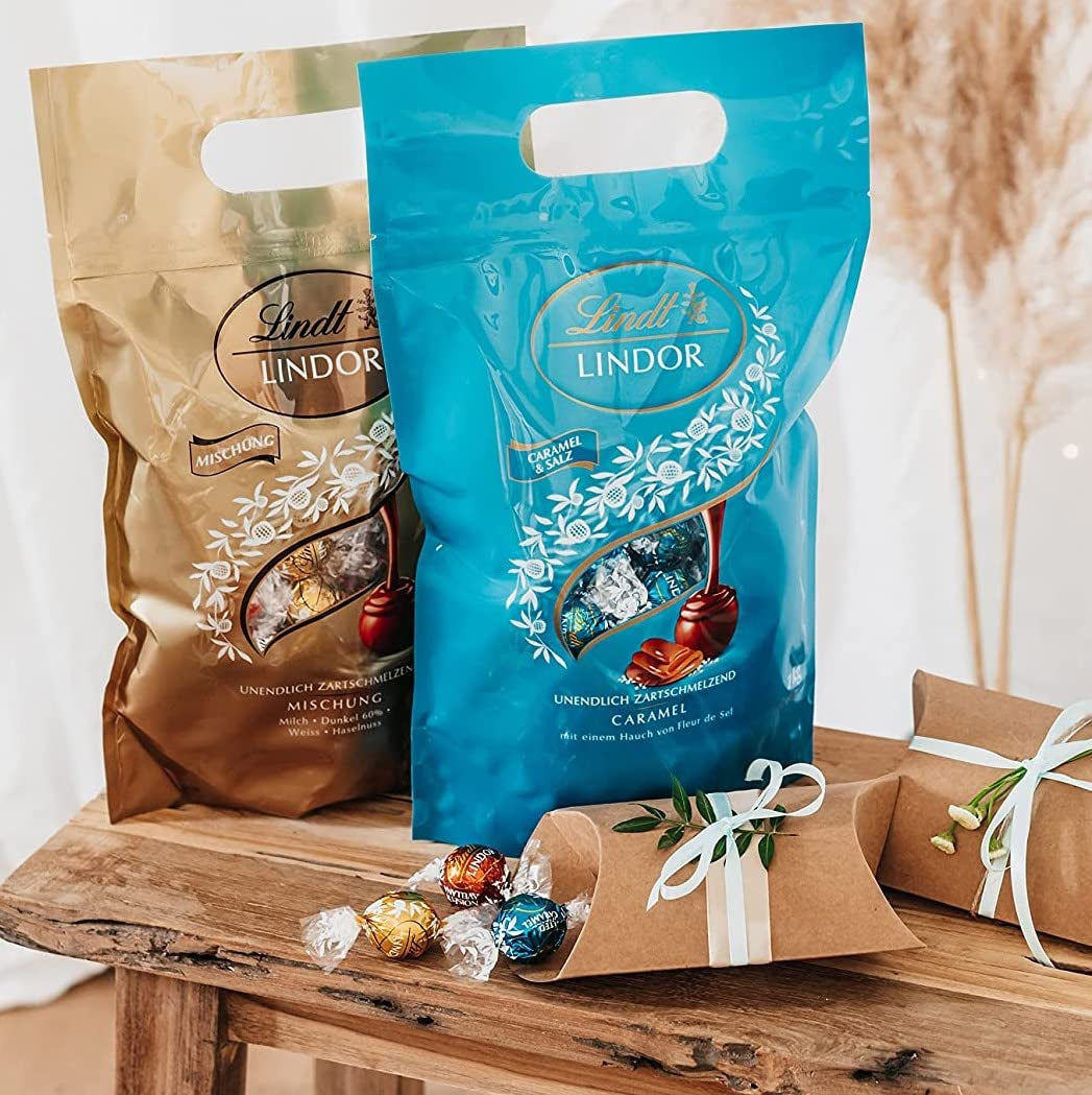 Boules de chocolat LINDOR | Sac refermable de 1 kg | env. 80 boules de chocolat au lait fourrées à la menthe | Emballage en vrac et boules de chocolat au caramel salé LINDOR