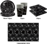 Ensemble de couverts en papier Halloween Spider de 49 pièces comprenant des assiettes, des serviettes, des verres et une nappe. Vaisselle noire avec assiettes à dessert, serviettes et verres.