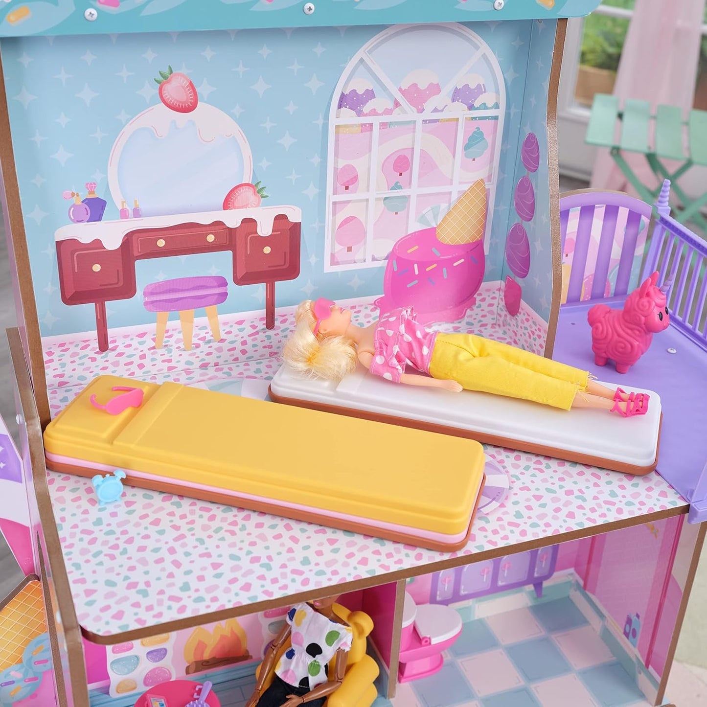 KidKraft Maison de poupée en bois Château de bonbons avec meubles et accessoires, maison de figurines de lama licorne, ascenseur de cornet de glace et chaise d'ours en gomme pour poupées, jouet pour 3 ans et plus, 20242