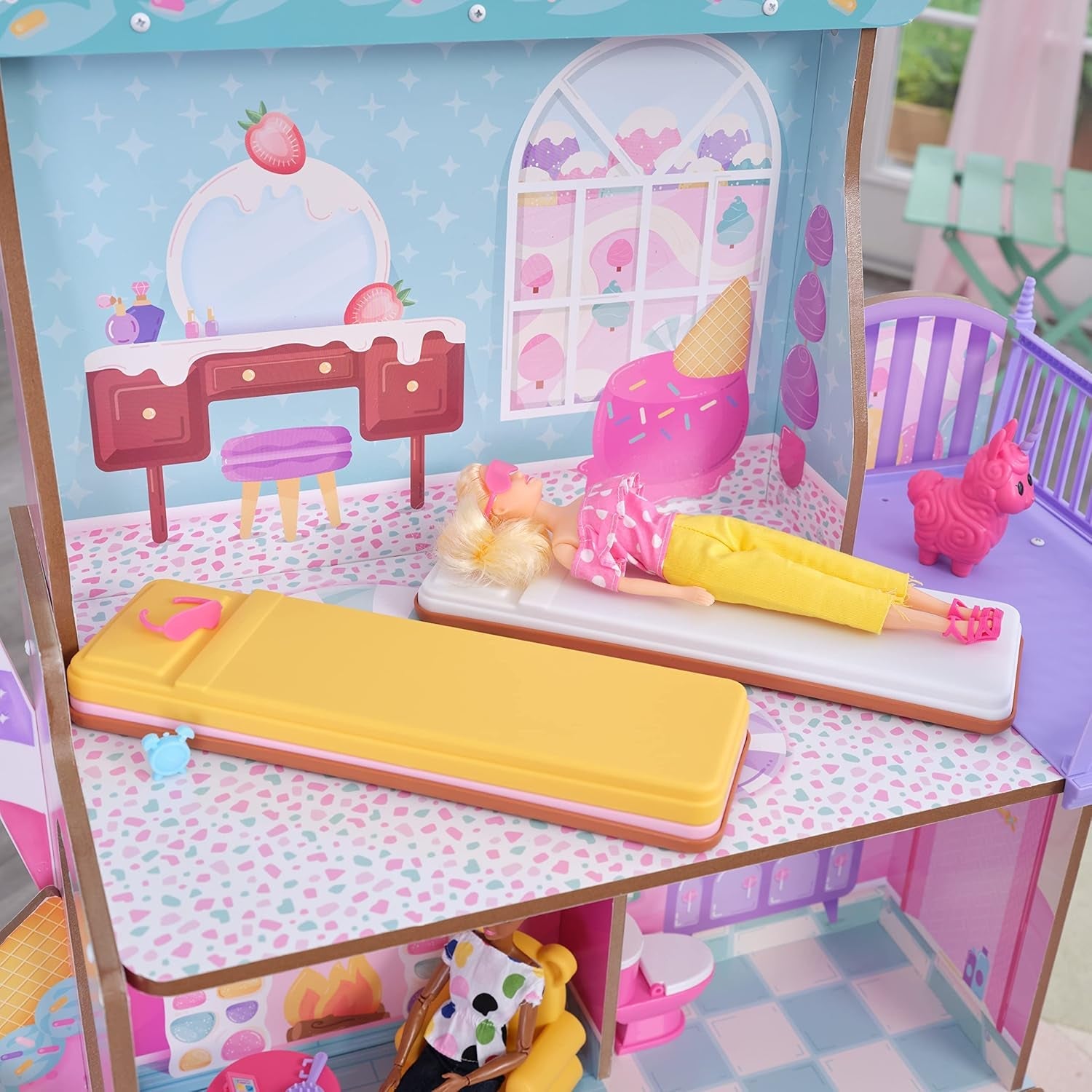 KidKraft Maison de poupée en bois Château de bonbons avec meubles et accessoires, maison de figurines de lama licorne, ascenseur de cornet de glace et chaise d'ours en gomme pour poupées, jouet pour 3 ans et plus, 20242