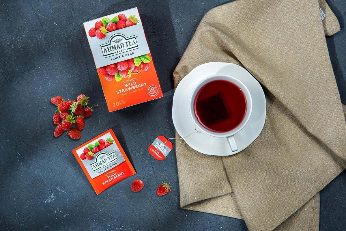 Ahmad Tea - Fraise des bois - Tisane décaféinée aux fruits et aux herbes - Fraise - Sachets de thé emballés individuellement avec 2 g de thé par portion - 20 sachets de thé en bandes