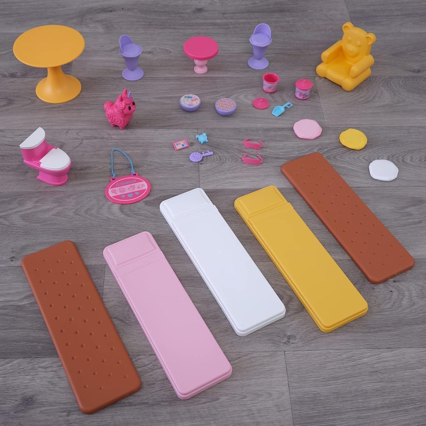 Kidkraft Candy Castle Maison de poupée en bois avec meubles et accessoires, maison de figurines lama licorne, élévateur à gâteau à la crème glacée et chaise en caoutchouc pour poupées, jouet pour 3 ans, 20242 Naty Shop Dollhouses