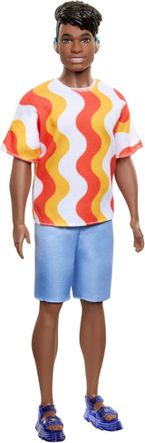 Barbie Fashionistas Ken poupée no. 220 Avec des bretelles et une forme de corps large dans une chemise amovible à motifs orange, un short et des sandales à plateforme, HRH23 Naty Shop Dolls