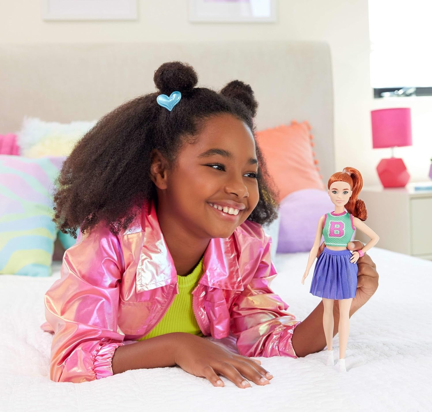 Poupée Barbie Fashionistas no. 232 aux cheveux roux, haut en jersey sport à imprimé B, jupe plissée violette, montre-bracelet et baskets, HYT90