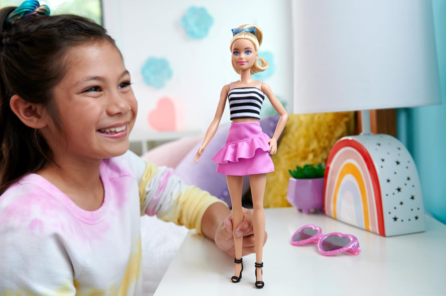 Poupée Barbie Fashionistas no. 213 Blonde en haut rayé, jupe rose et lunettes de soleil 65e anniversaire Poupée de collection HRH11 Naty Shop Dolls
