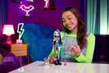 Poupée Monster High Frankie Stone en veste en jean et short, comprend un chien Watzie et des accessoires tels qu'un sac à dos, une collation et un carnet, HXH73 Naty Shop Dolls