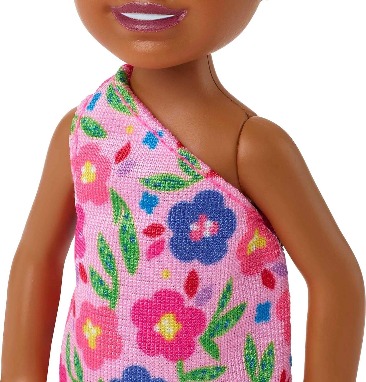 Barbie Chelsea Club – HGT07 – Poupée Articulée Fille Métisse Fleur Rose 15 cm