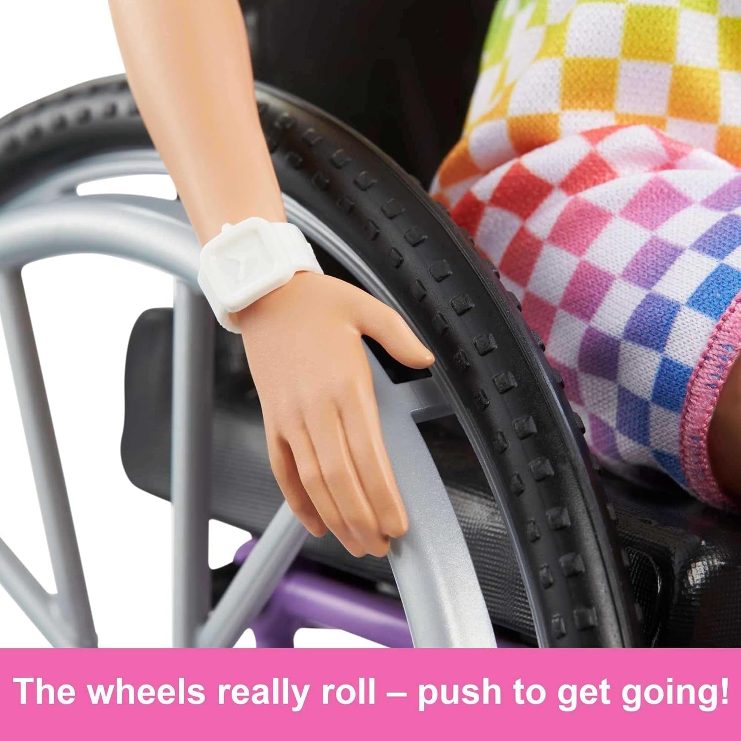 Poupée Barbie Fashionista, cheveux blonds et combinaison arc-en-ciel, fauteuil roulant et rampe inclus, cadeau de poupée pour enfants, jouet pour 3 ans et plus, HJT13