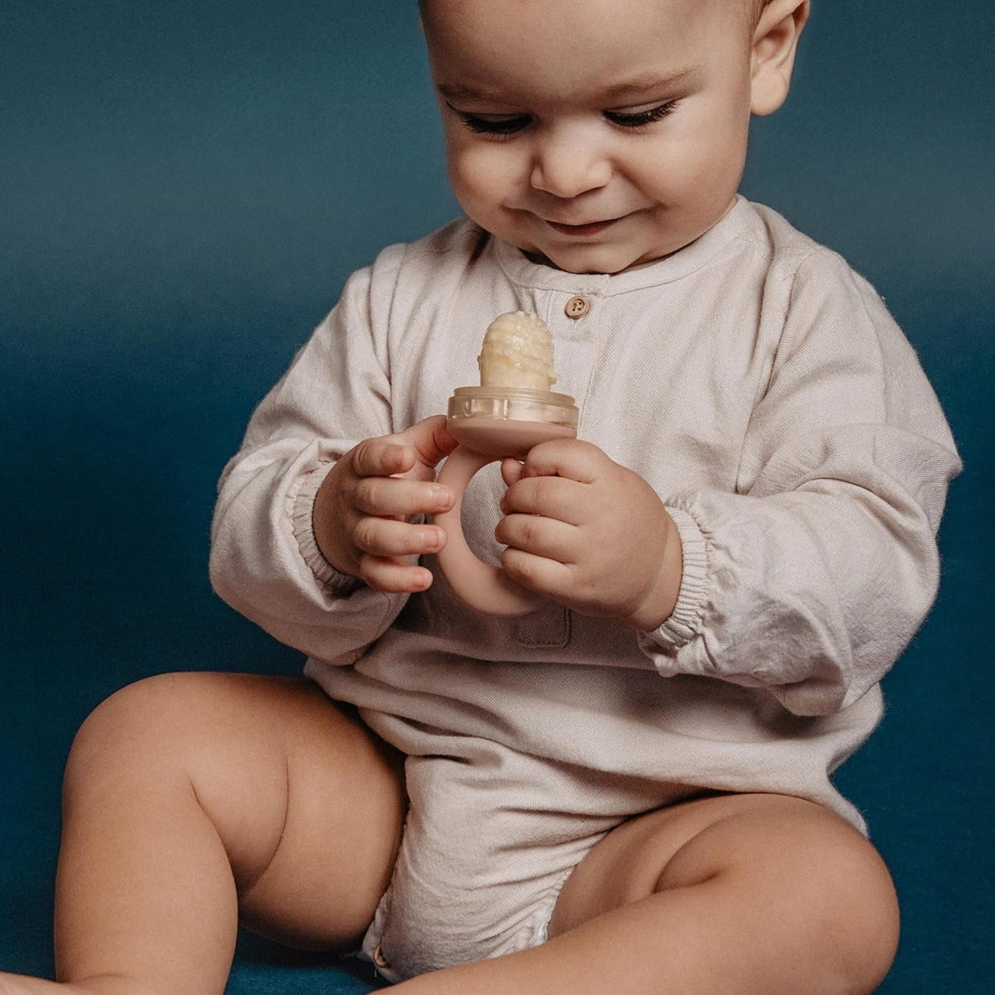 Suavinex Anneau de dentition pour bébé, anti-étouffement, qualité alimentaire, silicone, avec couvercle, facile à nettoyer, passe au lave-vaisselle et au congélateur, apaise les gencives, 6 mois et plus, rose