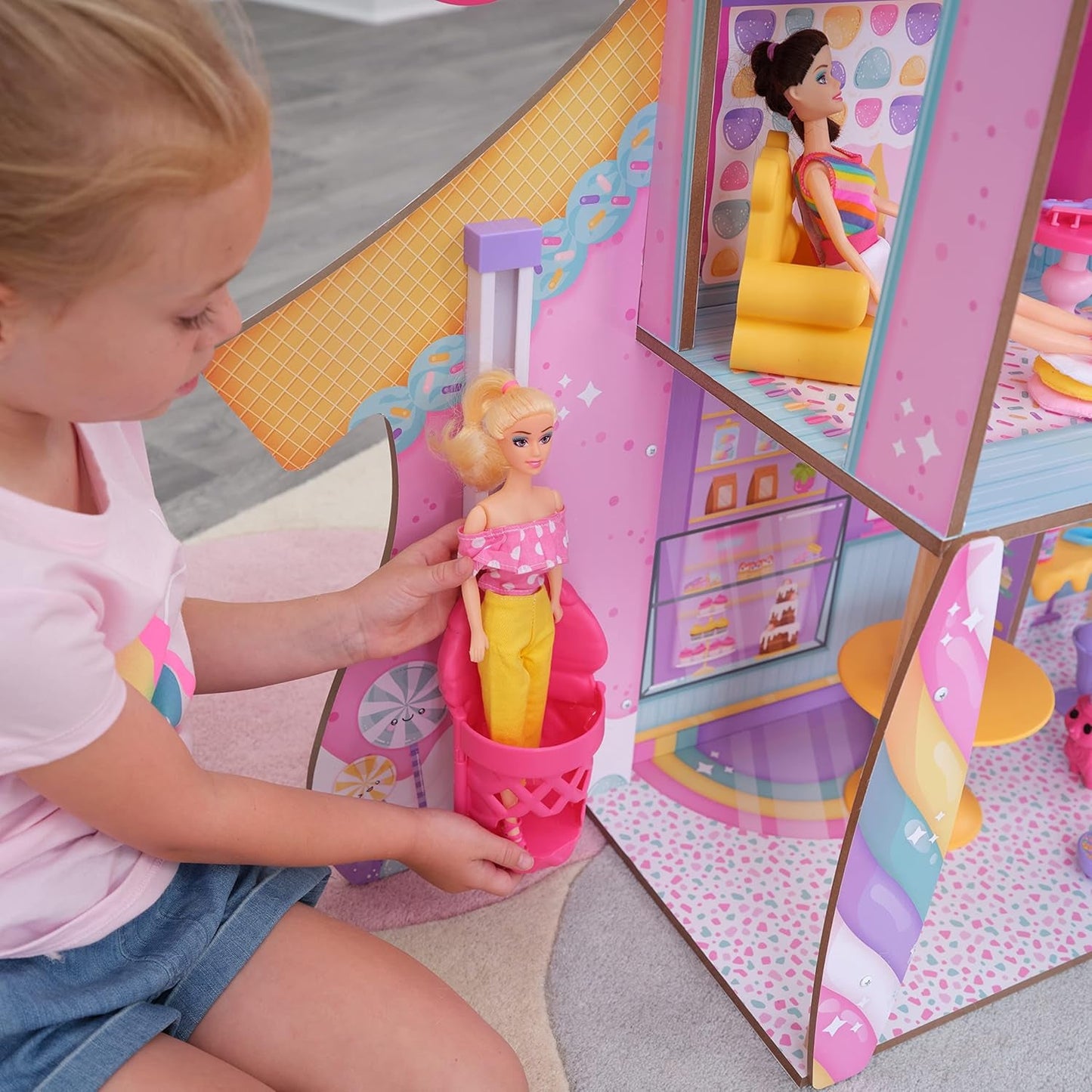 KidKraft Maison de poupée en bois Château de bonbons avec meubles et accessoires, maison de figurines de lama licorne, ascenseur de cornet de glace et chaise d'ours en gomme pour poupées, jouet pour 3 ans et plus, 20242