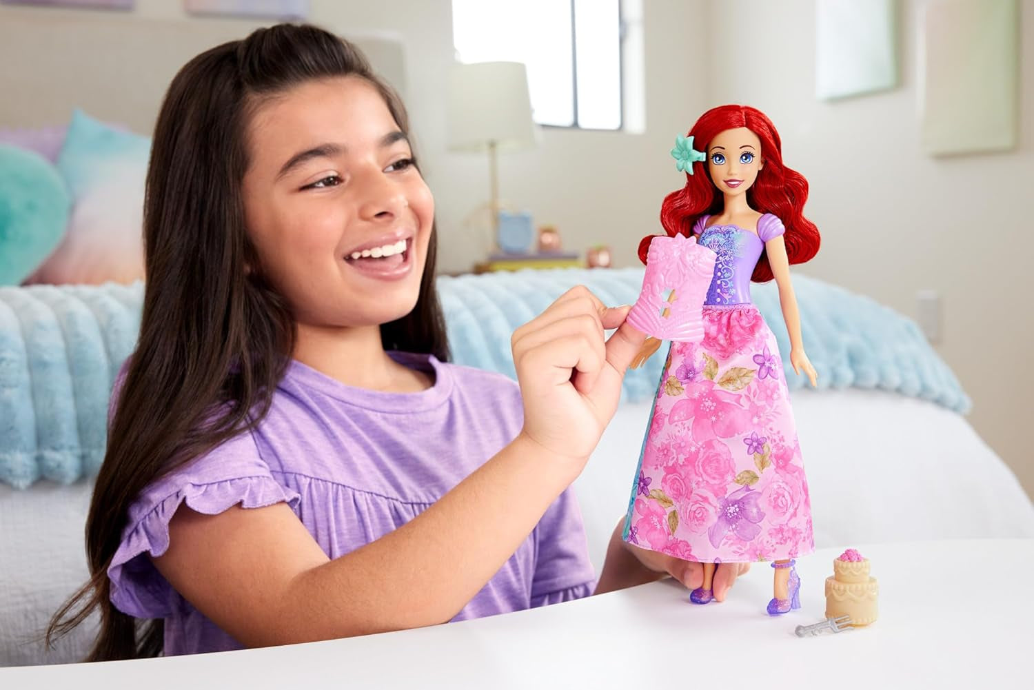 Mattel Disney Princess Ariel Spin & Reveal Fashion Doll Set avec 11 surprises, dont 5 accessoires, 5 autocollants et une scène de jeu inspirée du film HTV88
