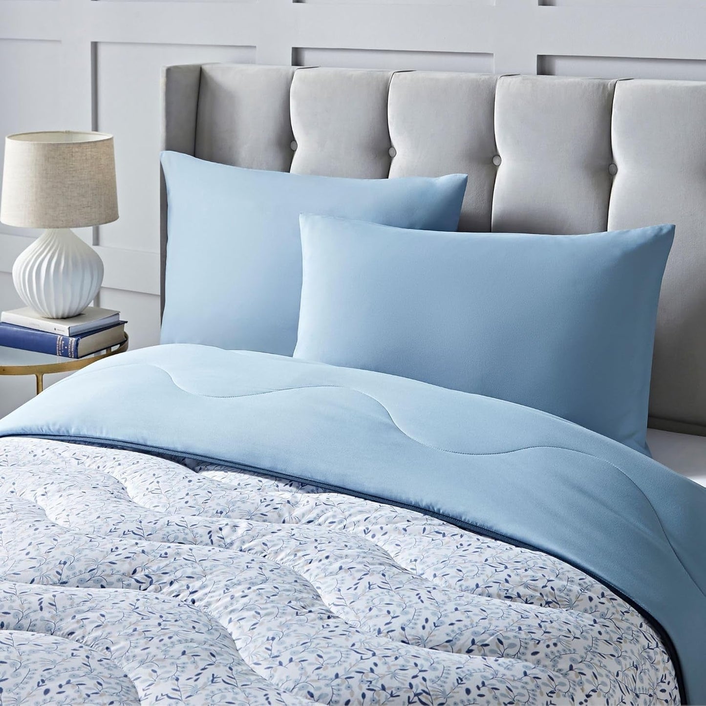 Night Lark Couette sans housse Super King 6 Tog Printemps Été – Blue Garden Couette super douce légère lavable en machine Housse de couette à séchage rapide Couettes et couettes réversibles tout-en-un Naty Shop
