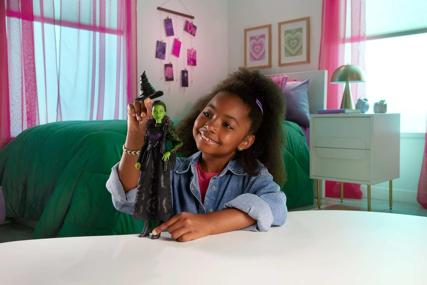 Mattel Wicked Elphaba Poupée mannequin et accessoires avec peau verte, cheveux tressés noirs, diverses poses possibles et apparence de robe de bal amovible, HXT62, [Multicolore]