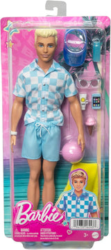 Barbie Ken - Poupée blonde avec chemise bleue et tablier de bain, accessoires de plage et ballon de plage pour un jeu créatif, à partir de 3 ans, HPL74