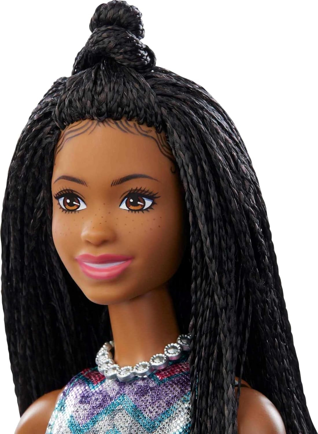 Barbie GYJ22 - Cadeau gratuit pour le grand rêve Brooklyn Puppe (environ 30 cm, cheveux bruns) avec mélodie au-dessus du film, lumière, microphone et accessoires, conçu pour les enfants à partir de 3 ans