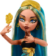 Poupées et accessoires Monster High Buried Secrets Thème Creepover confortable avec poupée mystère et 5 surprises ineffaçables (les chiffres peuvent varier), HYV64 Naty Shop Dolls