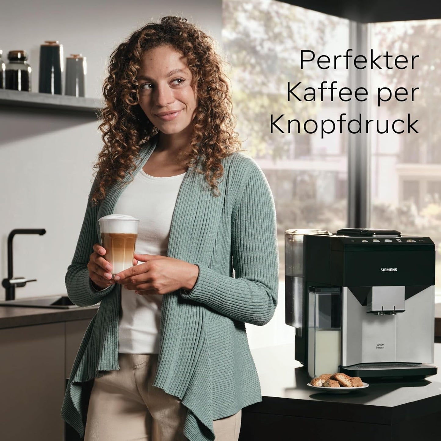 Machine à expresso entièrement automatique Siemens EQ500 TQ513D01, nombreuses spécialités de café, mousseur à lait, réservoir de lait intégré, nettoyage automatique à la vapeur, 1500 W, argent clair naturel/noir piano
