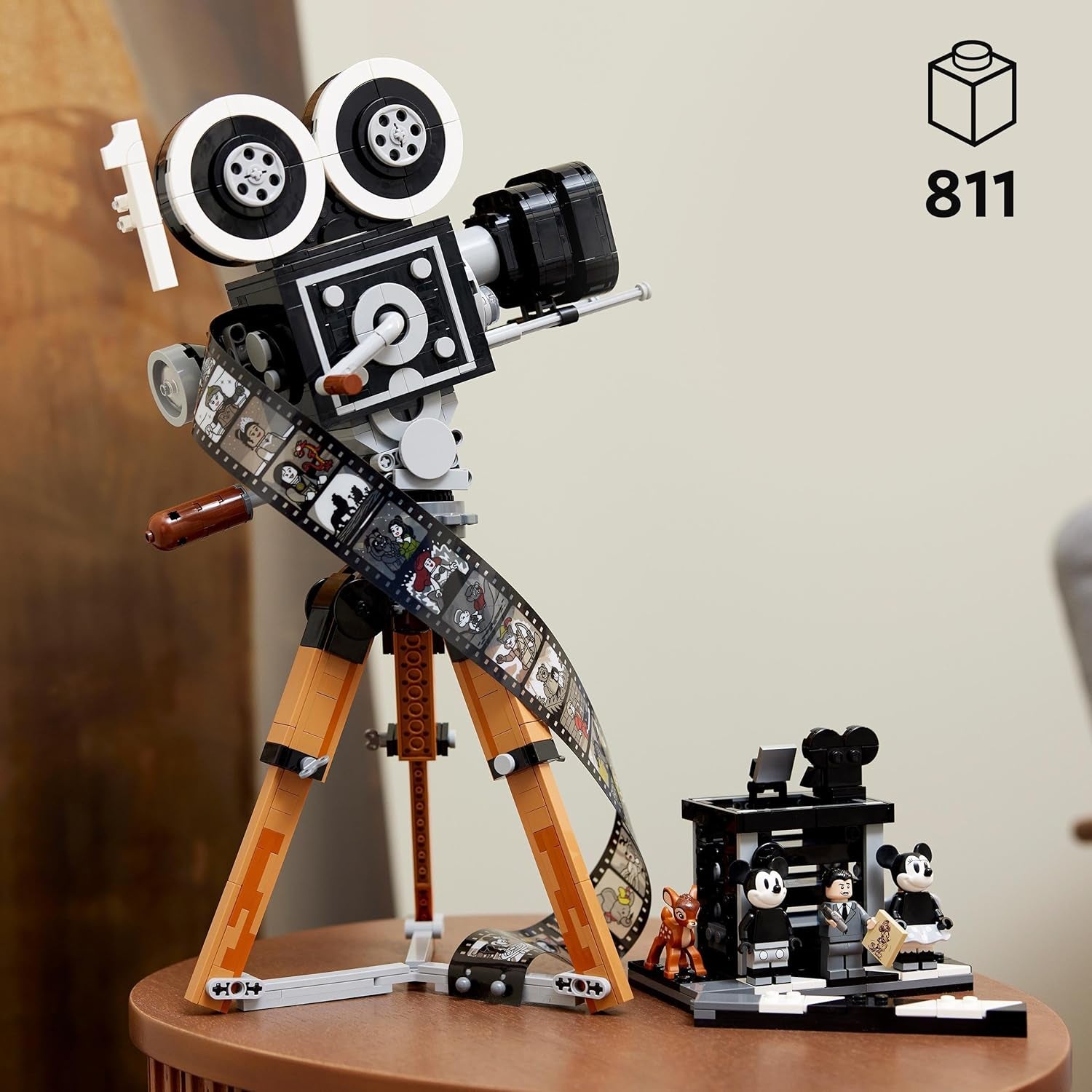 LEGO | Appareil photo Disney - Hommage à Walt Disney, Ensemble pour adultes avec mini-figurines de Mickey et Minnie Mouse, figurines de Bambi et Dumbo, Cadeau pour femmes, hommes et fans, Exposition 43230 Jeux de construction Besuche den LEGO-Store