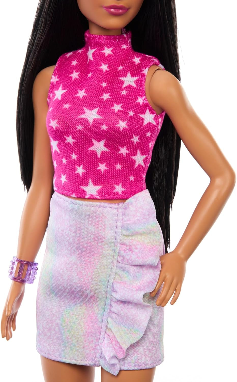 Poupée Barbie Fashionistas no. 215 avec cheveux noirs raides, chemisier rose imprimé étoiles et jupe irisée, poupée mannequin de collection 65e anniversaire, HRH13