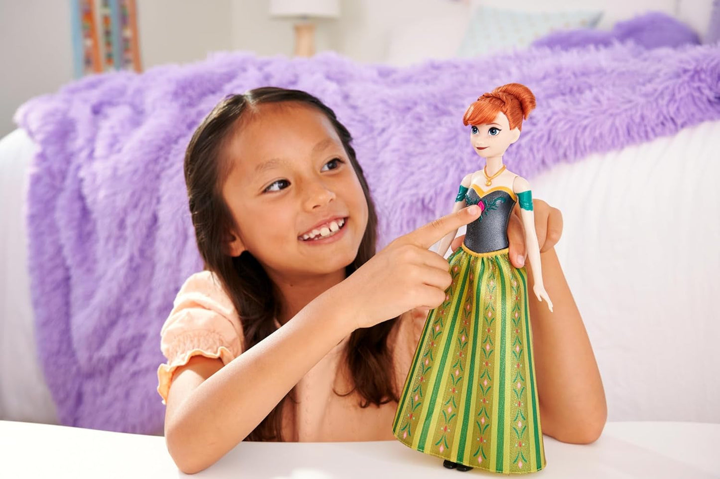 Mattel Toys Disney Frozen Anna poupée mannequin chantante en tenue emblématique chante "Pour la première fois" du film Disney en anglais, français, allemand, italien, JDL59