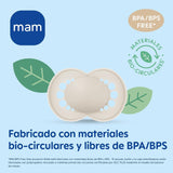 Sucette MAM à partir de 6 mois avec tétine symétrique, plate et flexible, en silicone souple, facile à utiliser, avec boîte auto-stérilisante, Originale, Bleu clair, 2 pièces