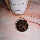EXPRESSO | Café en grains 500g - 100% Arabica | Fraîchement torréfié pour faire un expresso | Grains de café entiers | Saveur de café classique
