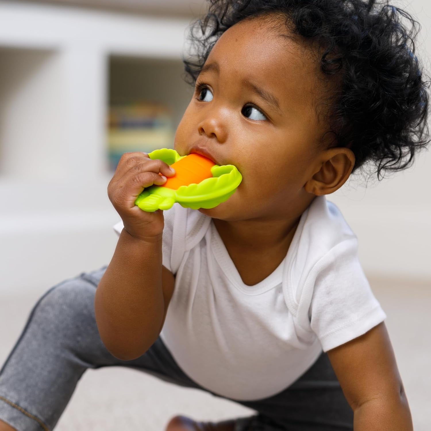 Infantino Lil' Nibbles, anneau de dentition en silicone texturé, jouet de dentition pour bébé sans BPA, doux, facile à tenir, stimulation sensorielle pour nourrissons, carotte