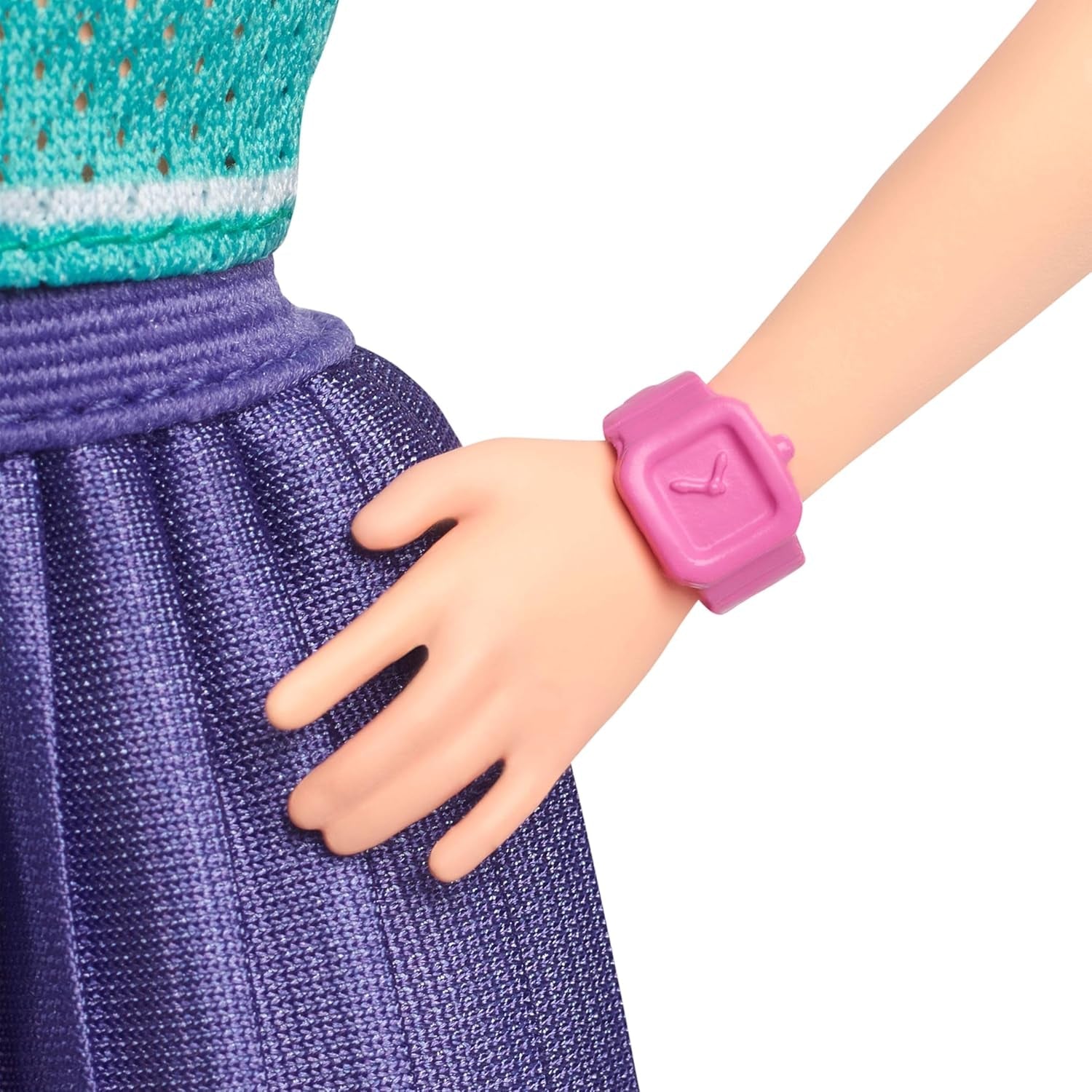 Poupée Barbie Fashionistas no. 232 aux cheveux roux, haut en jersey sport à imprimé B, jupe plissée violette, montre-bracelet et baskets, HYT90