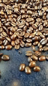 Grains Quarta Caffè Sorte Rossa - Café Arabica et robuste, 250g, arôme fort et énergique - 1 paquet de 250g. Produit dans les Pouilles, Salento