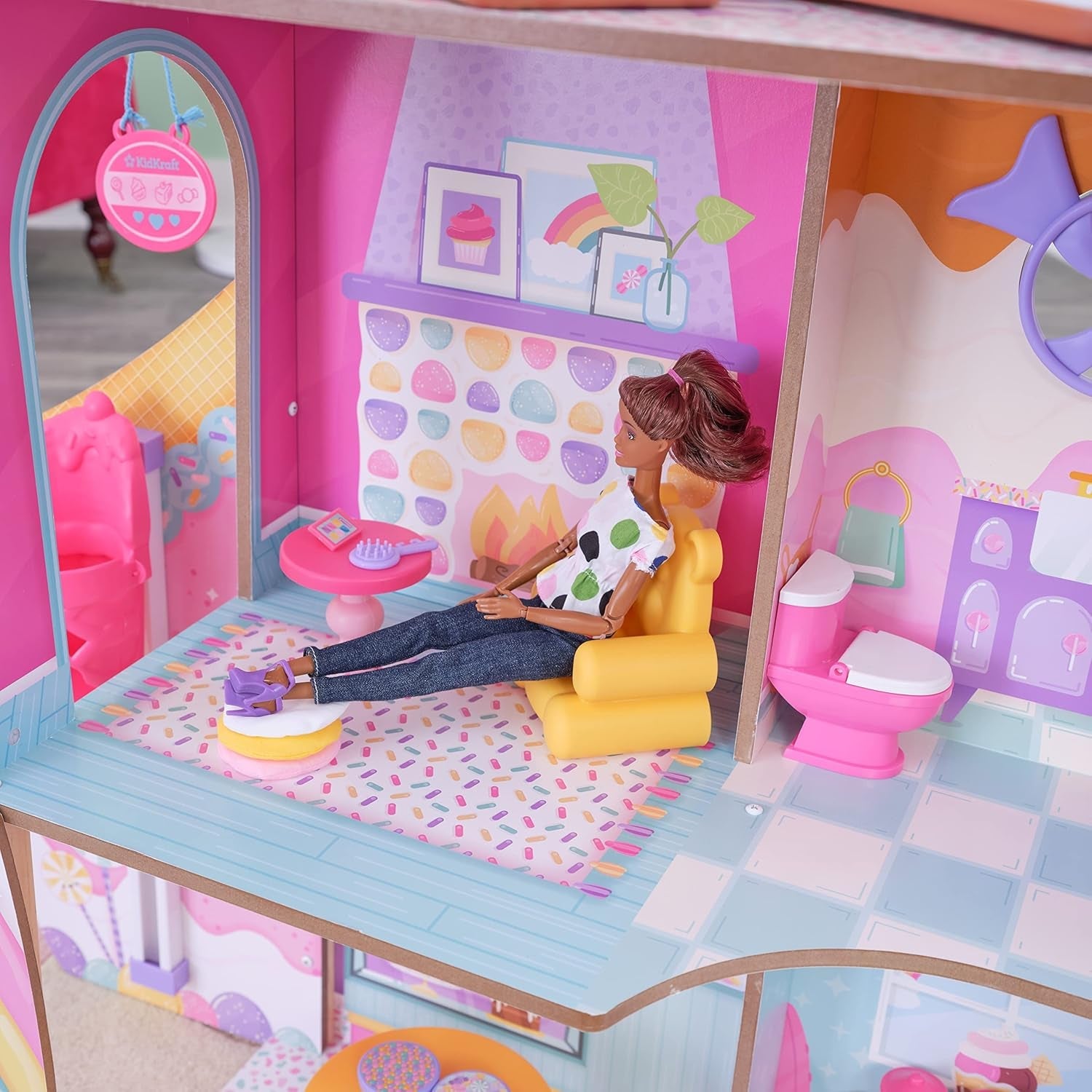KidKraft Maison de poupée en bois Château de bonbons avec meubles et accessoires, maison de figurines de lama licorne, ascenseur de cornet de glace et chaise d'ours en gomme pour poupées, jouet pour 3 ans et plus, 20242