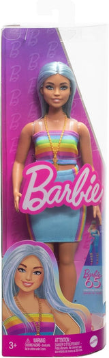 Poupée Barbie Fashionistas no. 218 avec de longs cheveux bleus, un haut arc-en-ciel et une jupe turquoise, poupée de mode à collectionner pour le 65e anniversaire, HRH16 Naty Shop Dolls