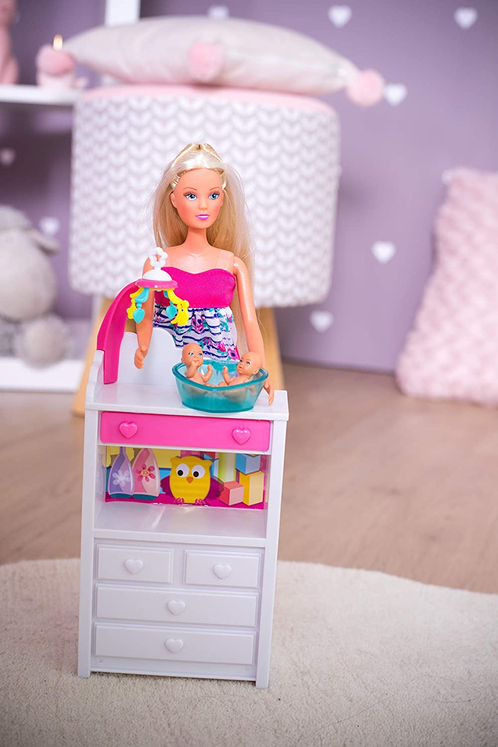 Simba 105733333 - Steffi Love Welcome Twins, poupée enceinte avec jumeaux, table à langer et baignoire, accessoires, poupée mannequin, 29 cm, pour enfants de 3 ans et plus