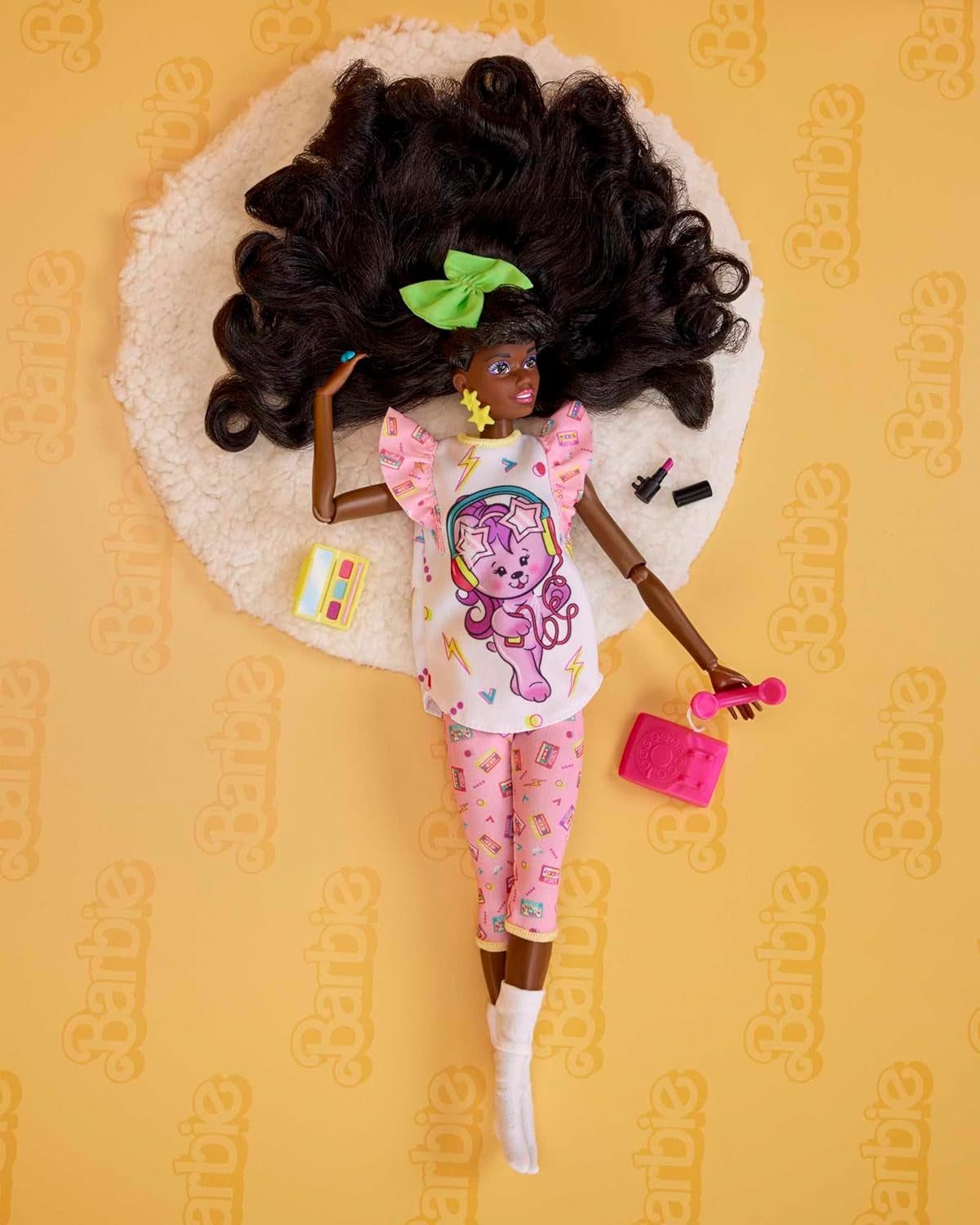 Barbie Rewind - Figurine de collection nostalgique des années 80 avec de magnifiques cheveux et tenues, comprend une télévision, du pop-corn et un téléphone, pour les fans et les collectionneurs, HJX19