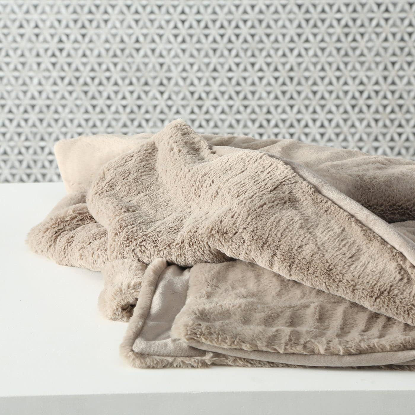 Couverture Boltze Storan (taille 150X200 cm, coloris beige, couverture confortable en polyester, idéale pour les froides soirées d'hiver, aspect fourrure) 1015378 BOLTZE Lits et Couvertures