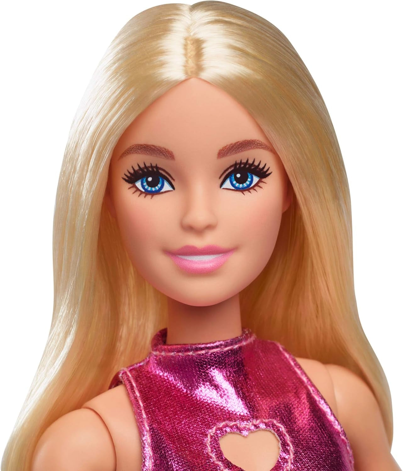 Poupée Barbie Fashionistas no. 230 avec cheveux blonds, mini-robe rose découpée en cœur métallisé, bracelet blanc et talons hauts, HYT88