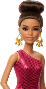 Poupée Barbie Danseuse de Tournoi en robe rouge à volants, chaussures de danse, cheveux bruns et accessoires pour trophée de danse, JFR09