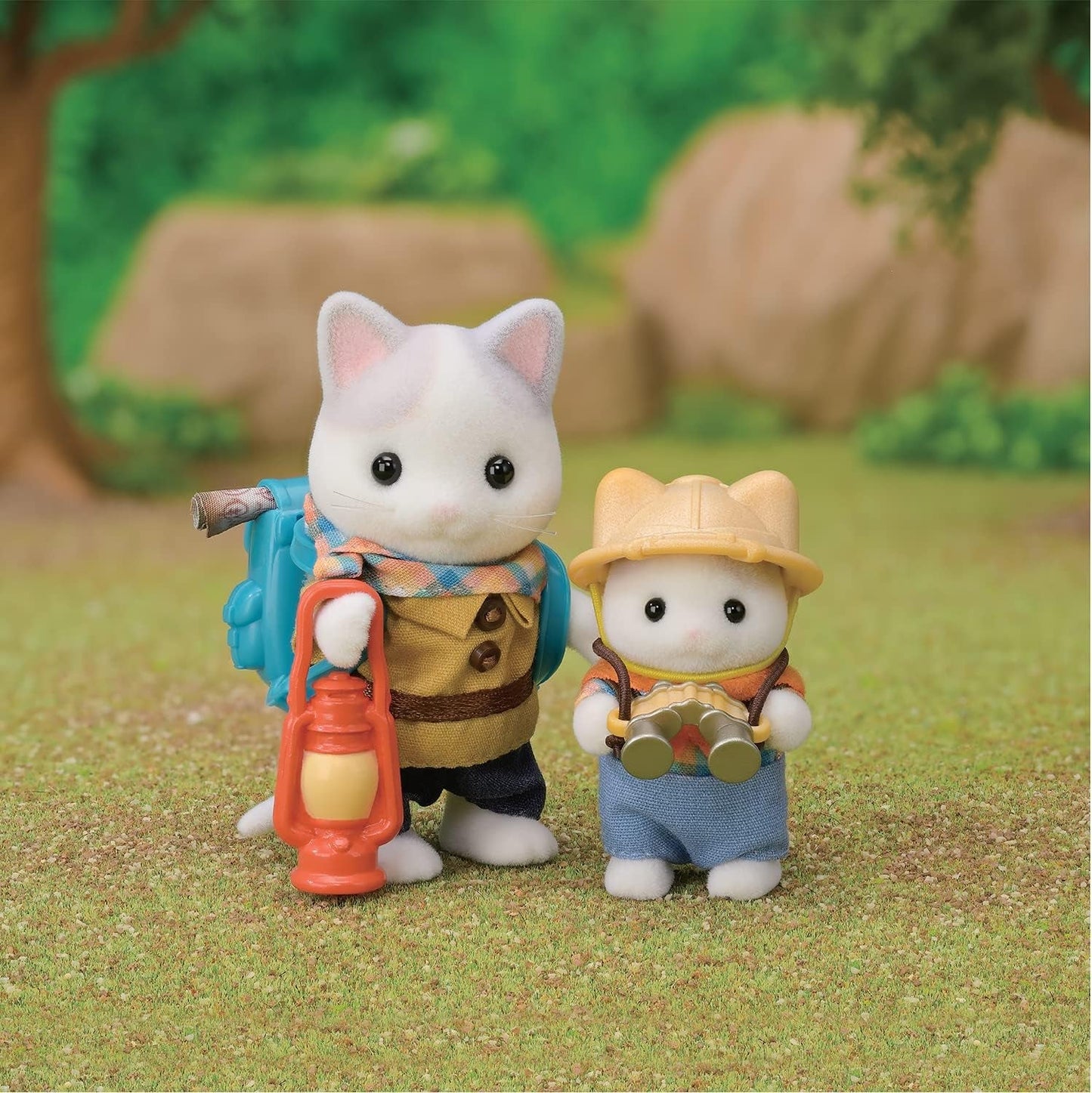 Sylvanian Families - 5763 Adventure Explorer - Ensemble avec deux figurines, père et bébé chaton au lait, figurine animale, jouet détaillé pour enfants à partir de 3 ans