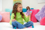 Poupée Barbie Fashionistas no. 206 - Cheveux ondulés et taches de rousseur - Robe moderne en marbre arc-en-ciel, sac à bandoulière et chaussures vertes - À partir de 3 ans, HJT03