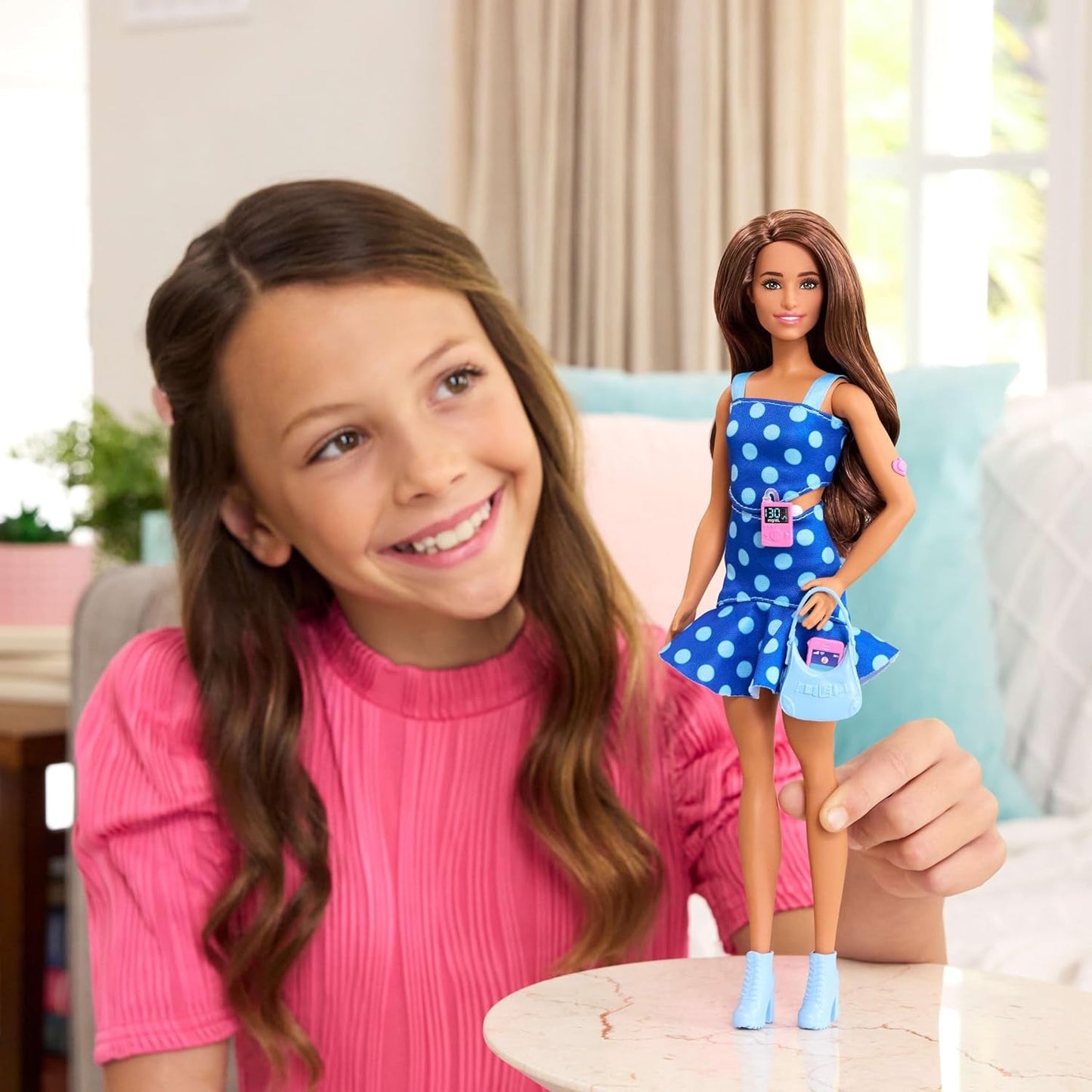 Poupée Barbie Fashionistas #242 avec tenue et accessoires pour diabète de type 1 et à pois en collaboration avec Breakthrough T1D, HYT97
