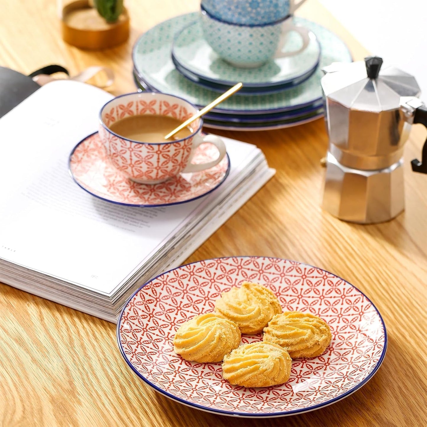 Vancasso Macaron Service à café en porcelaine, service à café coloré 12 pièces pour 4 à 12 personnes, ensemble de tasses, comprend des tasses à café, des soucoupes et des assiettes à dessert