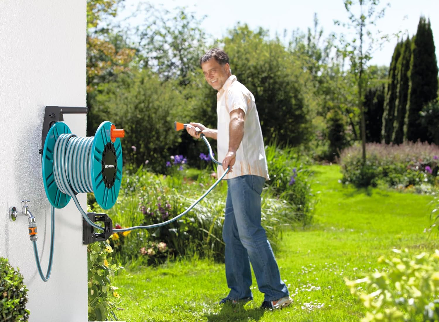 Enrouleur de tuyau mural Gardena Classic 60 avec enrouleur de guidage de tuyau : Pour un montage mural facile, avec système anti-goutte, raccord coudé, grande capacité, gain de place (2650-88)