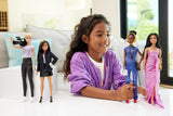 Barbie Berufe-Set mit 4 Puppen und Zubehör, Frauen in der Filmbranche mit Studioleiterin, Regisseurin, Kamerafrau et Filmstar in Ausziehbaren Outfits, HRG54