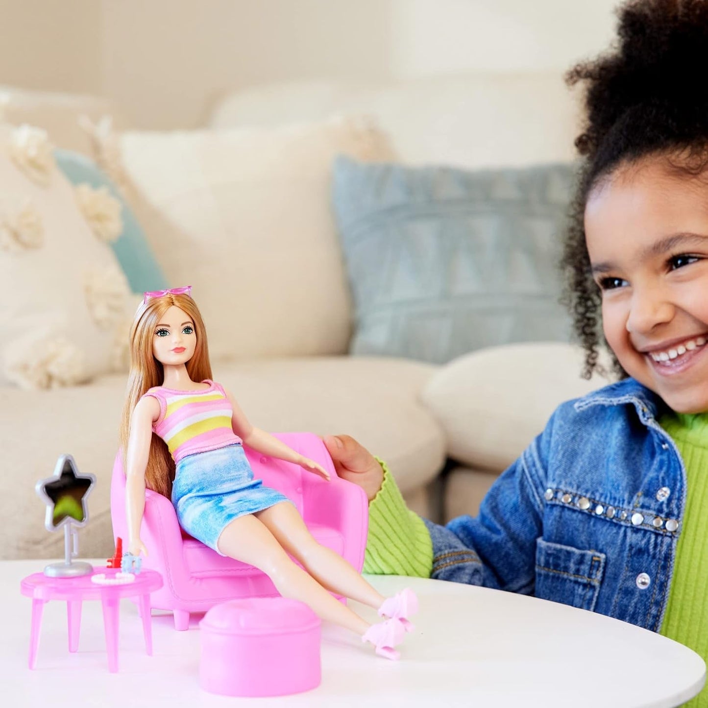 Barbie - Ensemble poupée mannequin et armoire avec vêtements, accessoires et meubles de salon, coiffure longue durée pour enfants à partir de 3 ans, HPL78