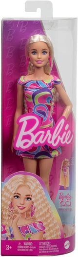 Barbie Fashionistas #223 Poupée aux cheveux blonds ondulés, robe et accessoires inspirés de Totally Hair, poupée mode à collectionner du 65e anniversaire, HRH20