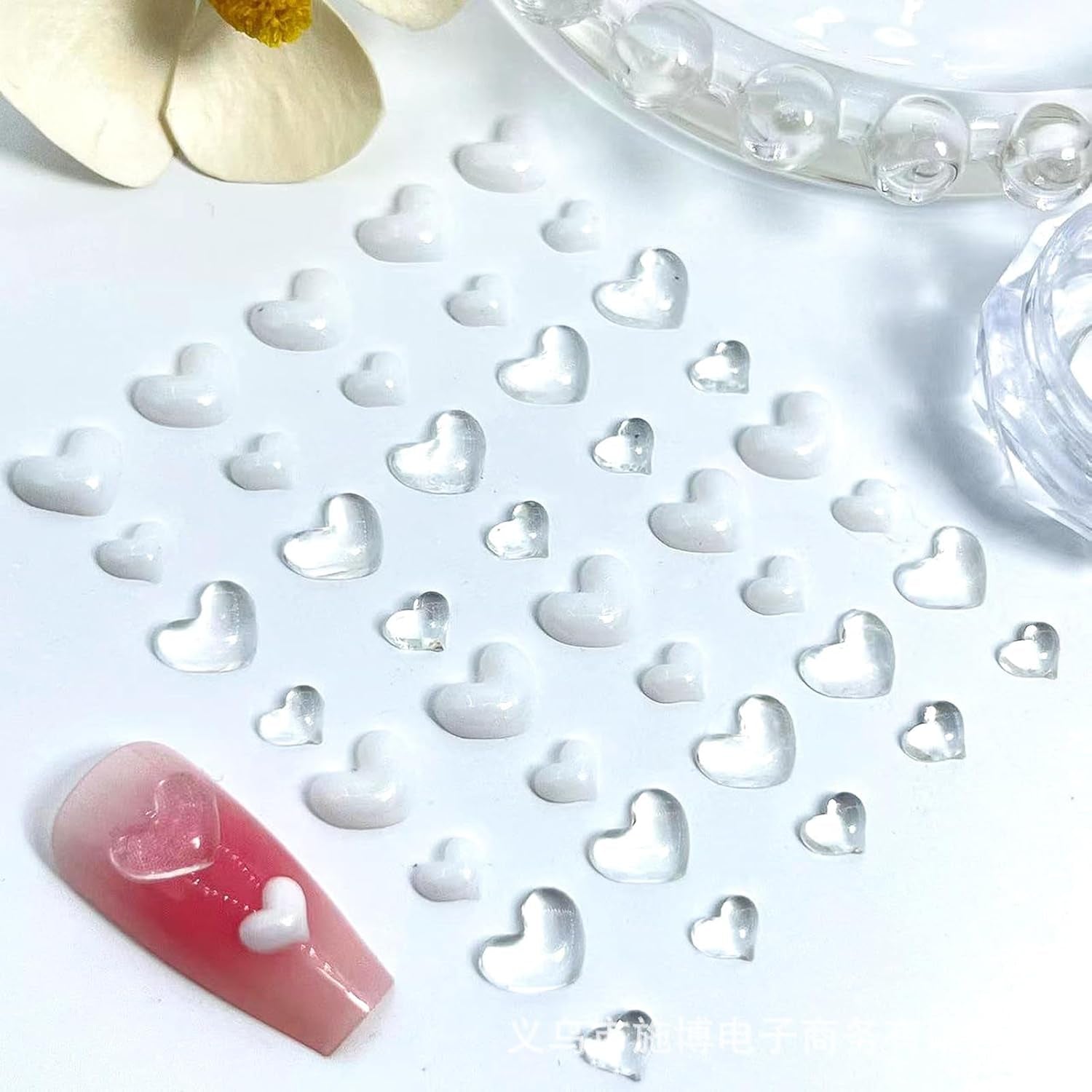 Breloques d'art d'ongle de coeur 3D, 320 pièces de breloques d'ongle en acrylique de couleur claire pour femmes, coeur plat en strass de 4 mm, 6 mm, 8 mm, décorations en forme de coeur pour femmes et filles, accessoires de manucure DIY (4 mm, 6 mm, 8 mm)