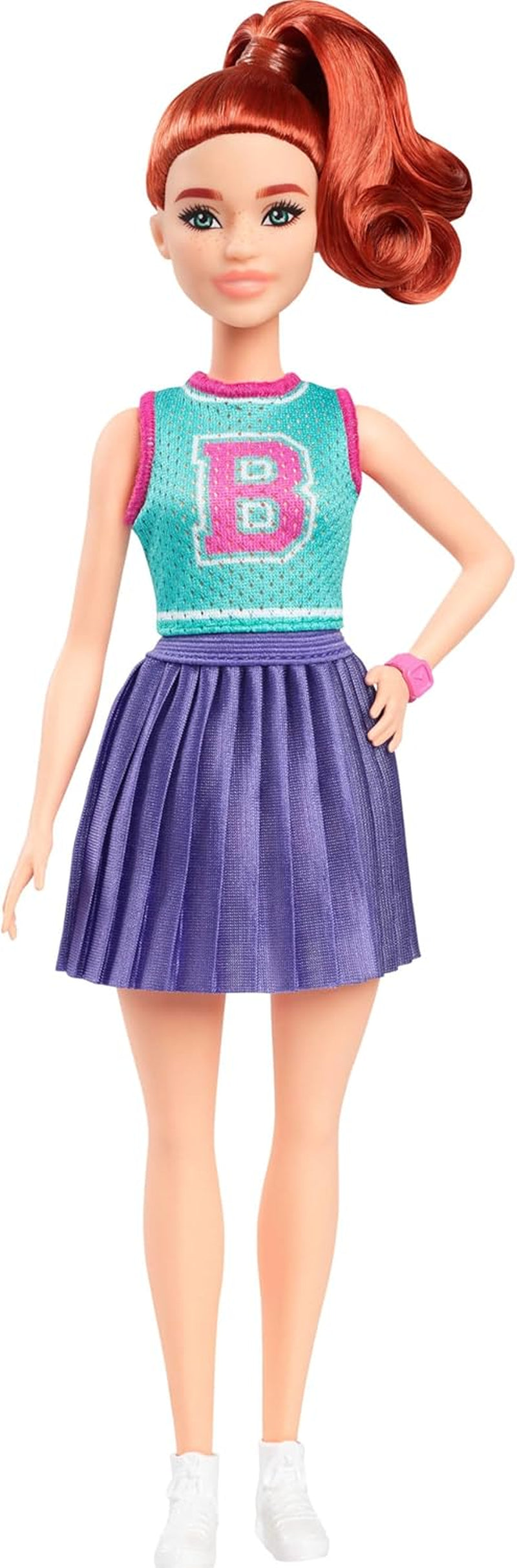 Poupée Barbie Fashionistas no. 232 aux cheveux roux, haut en jersey sport à imprimé B, jupe plissée violette, montre-bracelet et baskets, HYT90